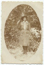 De oudste bekende vermelding van de groepsdas is te vinden op de achterkant van deze foto.