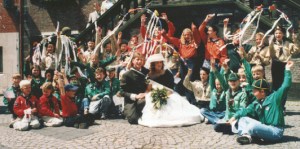 Als de groepsvoorzitter en Kabouter/Welpenleider trouwt met de Padvindsters/Verkennersleidster is het groot feest.