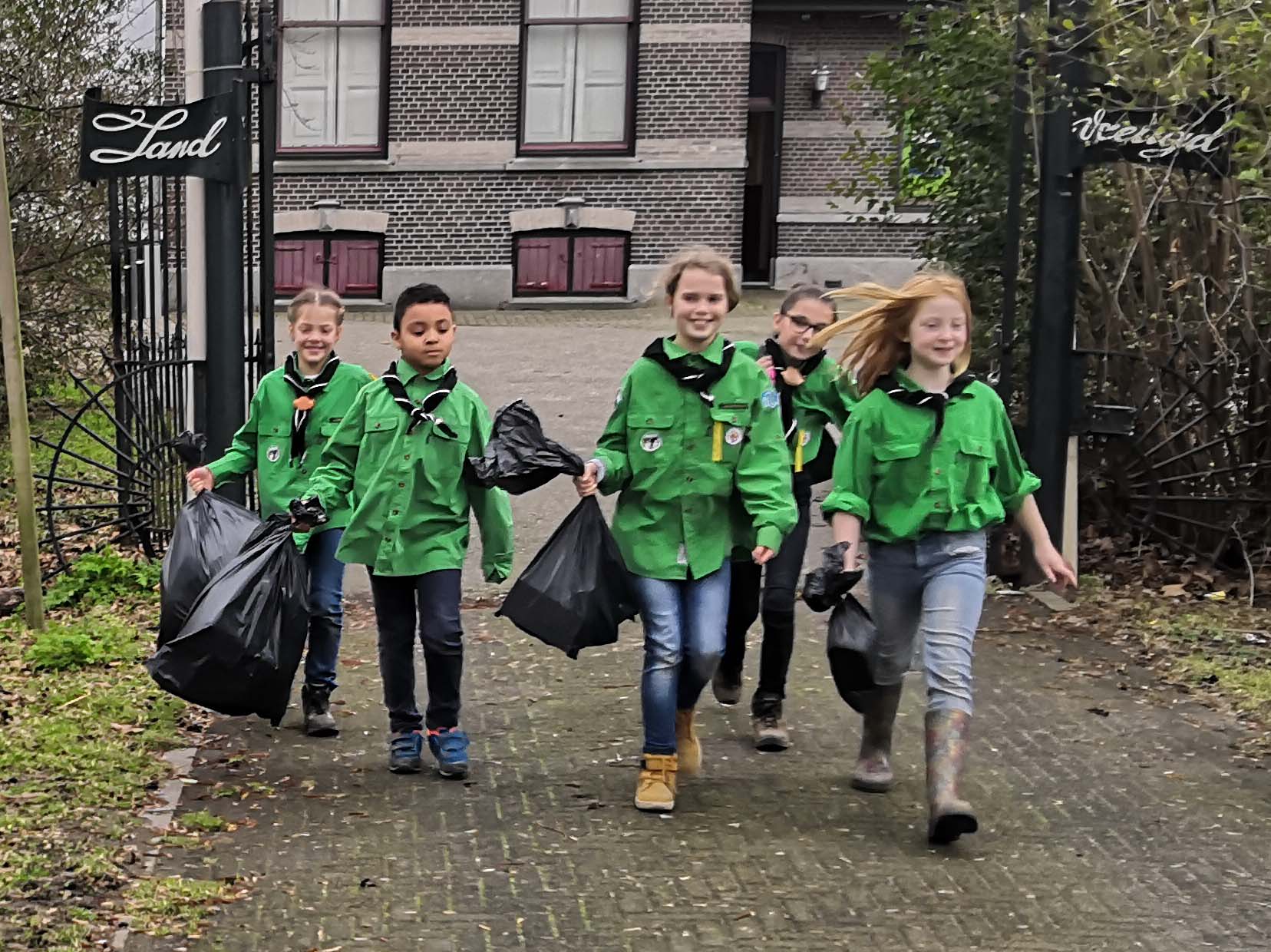 De welpen laten zien hoe de Scouting Tono-groep afval scheidt