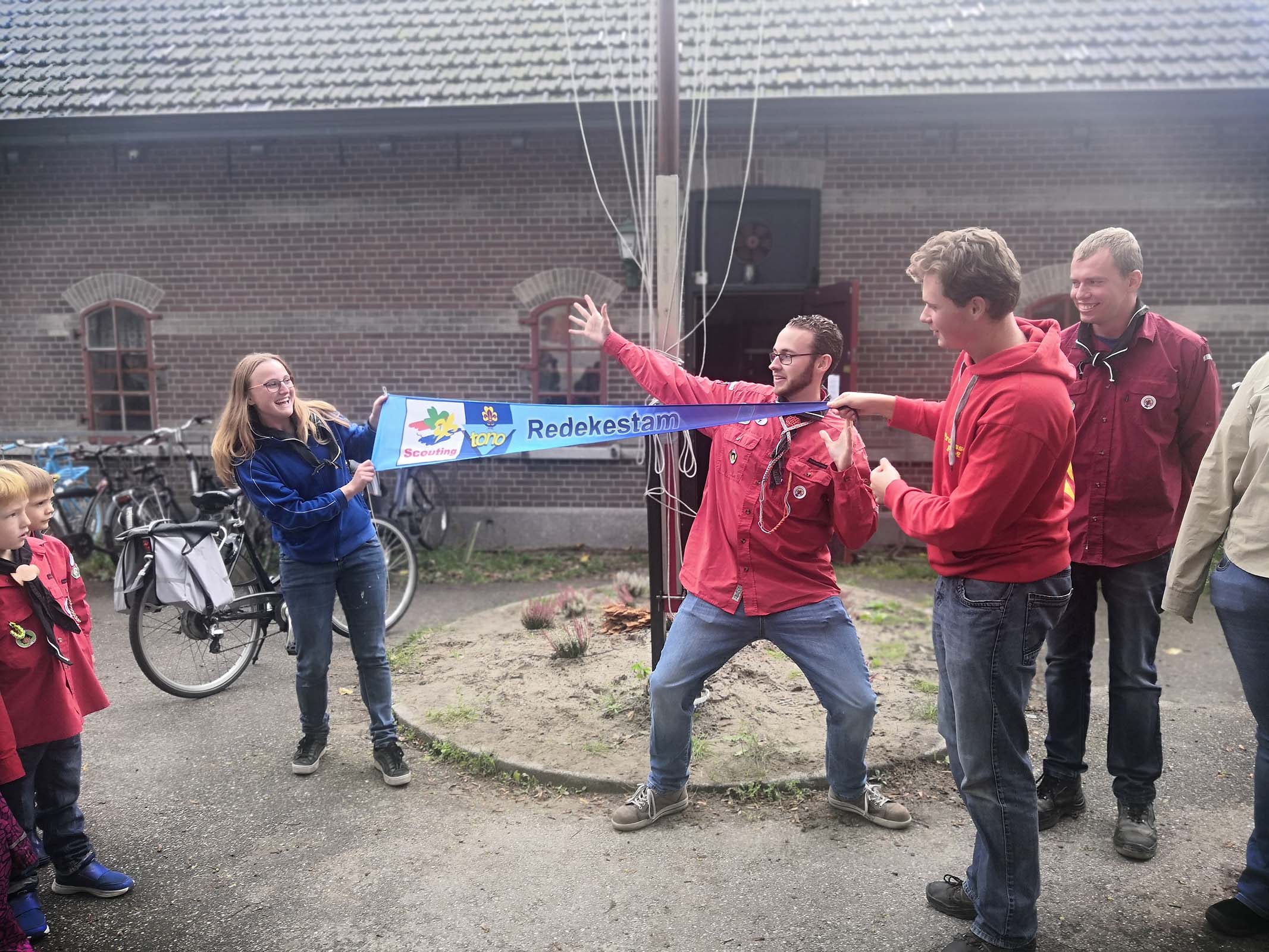 De aanwezige roverscouts van de Redekstam ontvingen als cadeau een eigen vaandel De aanwezige roverscouts van de Redekstam ontvingen als cadeau een eigen vaandel