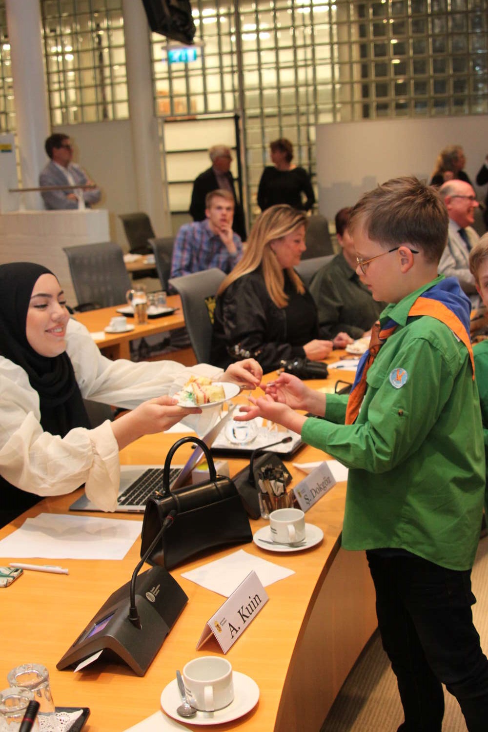 De raadsleden van de gemeenteraad van Schiedam vierden 100 jaar welpen in Nederland mee met Scouting Schiedam