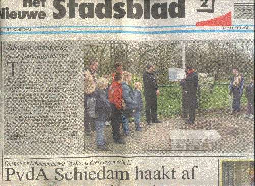 De Loco-burgemeester reikt het Zilveren Waarderingsteken uit.