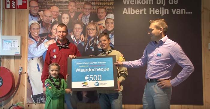 Overhandiging van de cheque van Albert Heijn Hof van Spaland