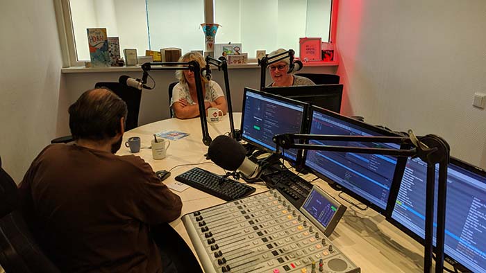 Miranda de Koster en Irmgard Owen van Kids Groenoord Zuid en Richard Spruit van de Scouting Tono-groep waren te gast bij de Grabbeltonshow