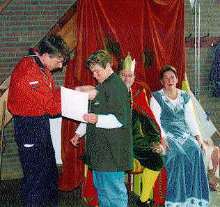 Groepsbegeleidster Pauli Meyer ontvangt het 10-jaar jubileumteken van de Vereniging Scouting Nederland Groepsbegeleidster Pauli Meyer ontvangt het 10-jaar jubileumteken van de Vereniging Scouting Nederland